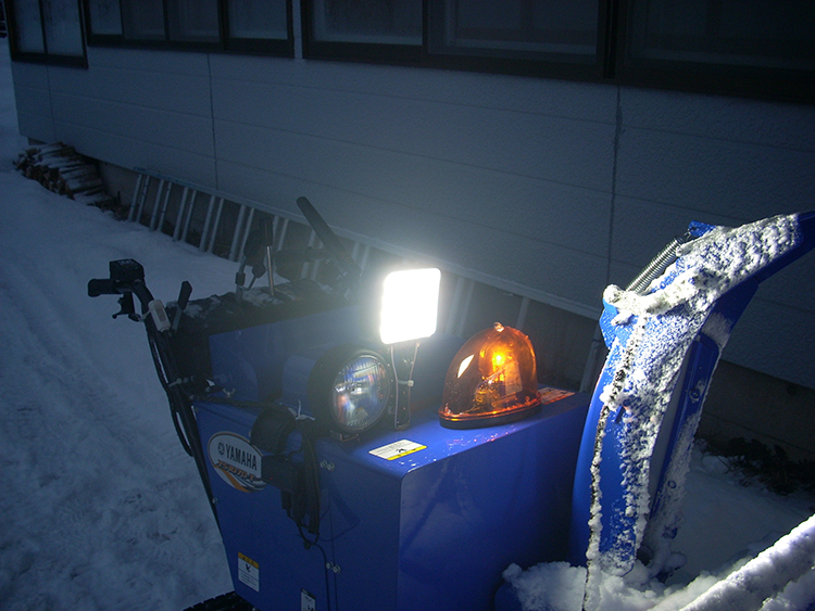 ヤマハ除雪機・作業灯点灯写真