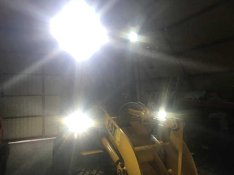 ホイールローダー・作業灯点灯写真