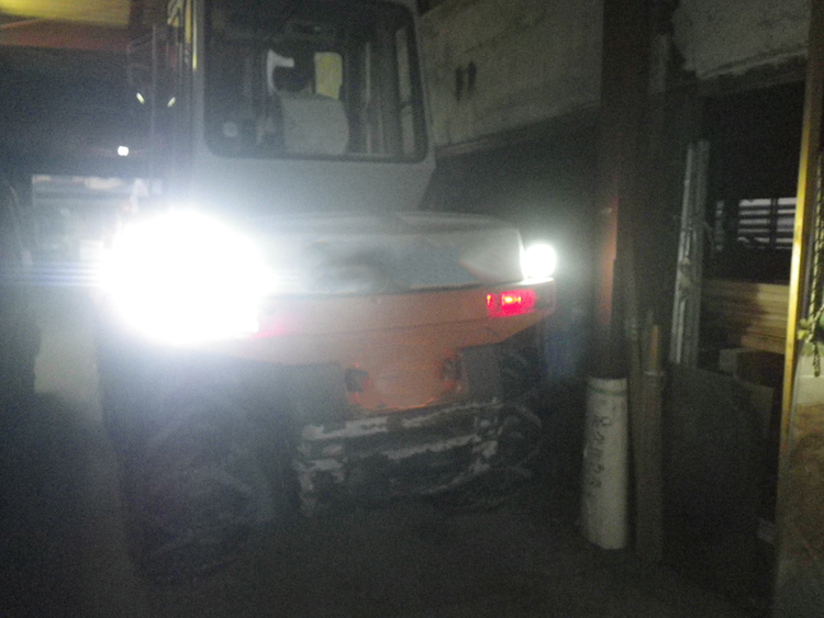 フォークリフト・バックライト用作業灯点灯時