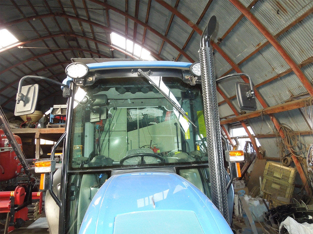 ニューホランド製トラクターのキャビン上部に設置された36W LED作業灯。夜間農作業の視界を広く照らす設置事例。