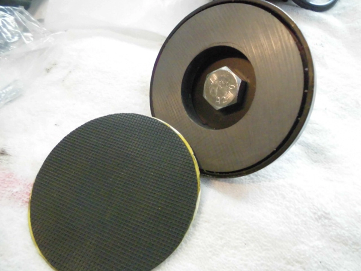 LED作業灯用マグネット台座の裏面詳細。車体の塗装を保護するラバーコート仕様と強力な磁気構造。