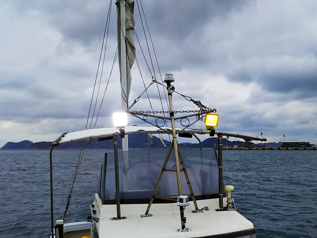 船舶用48W LED作業灯にイエローレンズカバーを装着した状態の接写。イエローレンズは何時でも着脱可能！