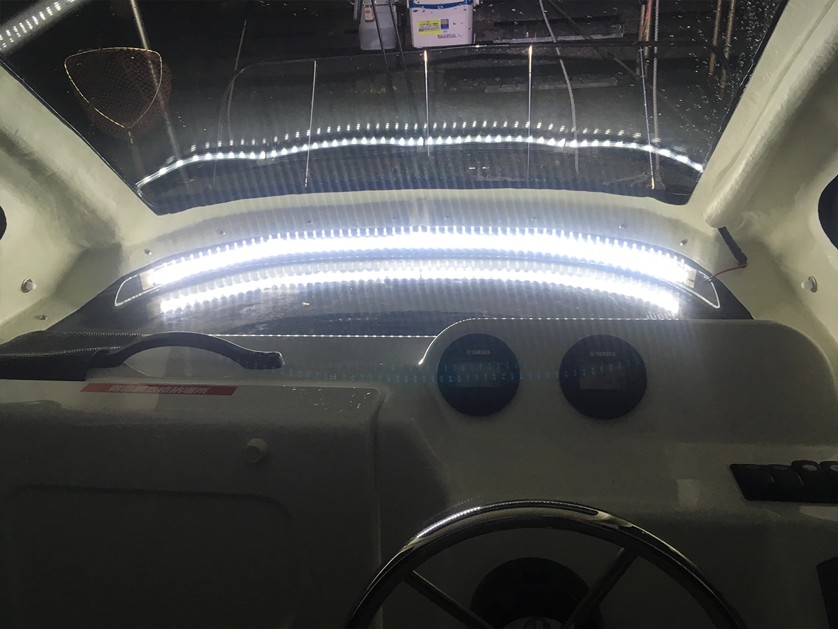 ボートの運転席周りに設置された防水LEDテープライト。足元や操作パネルを適度な明るさで照らし、夜間の船内移動の安全性を高める設置事例。