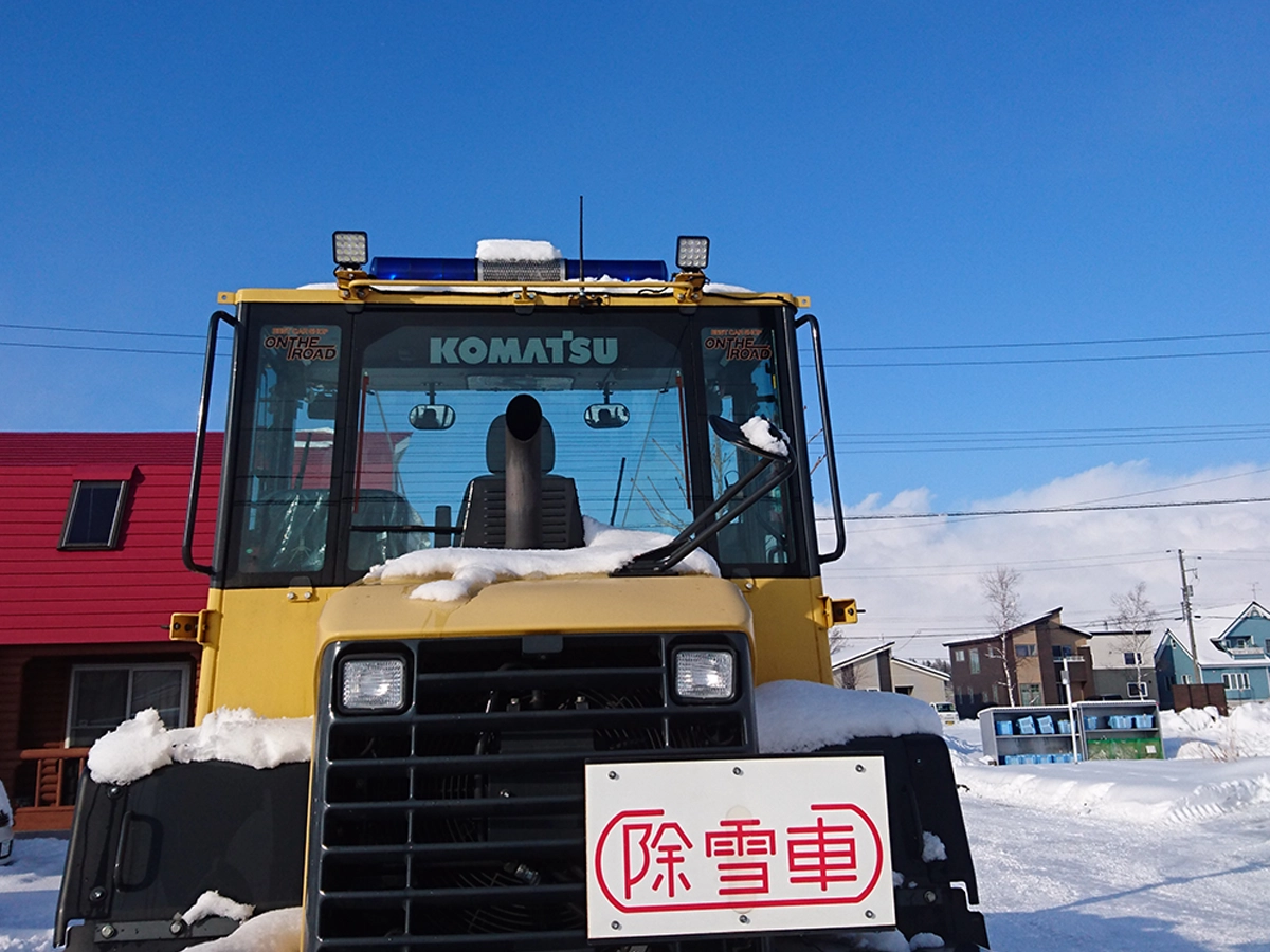 除雪仕様のホイールローダー正面に設置された48W LED作業灯。吹雪の中でも前方を確実に照らす高出力ライティング。