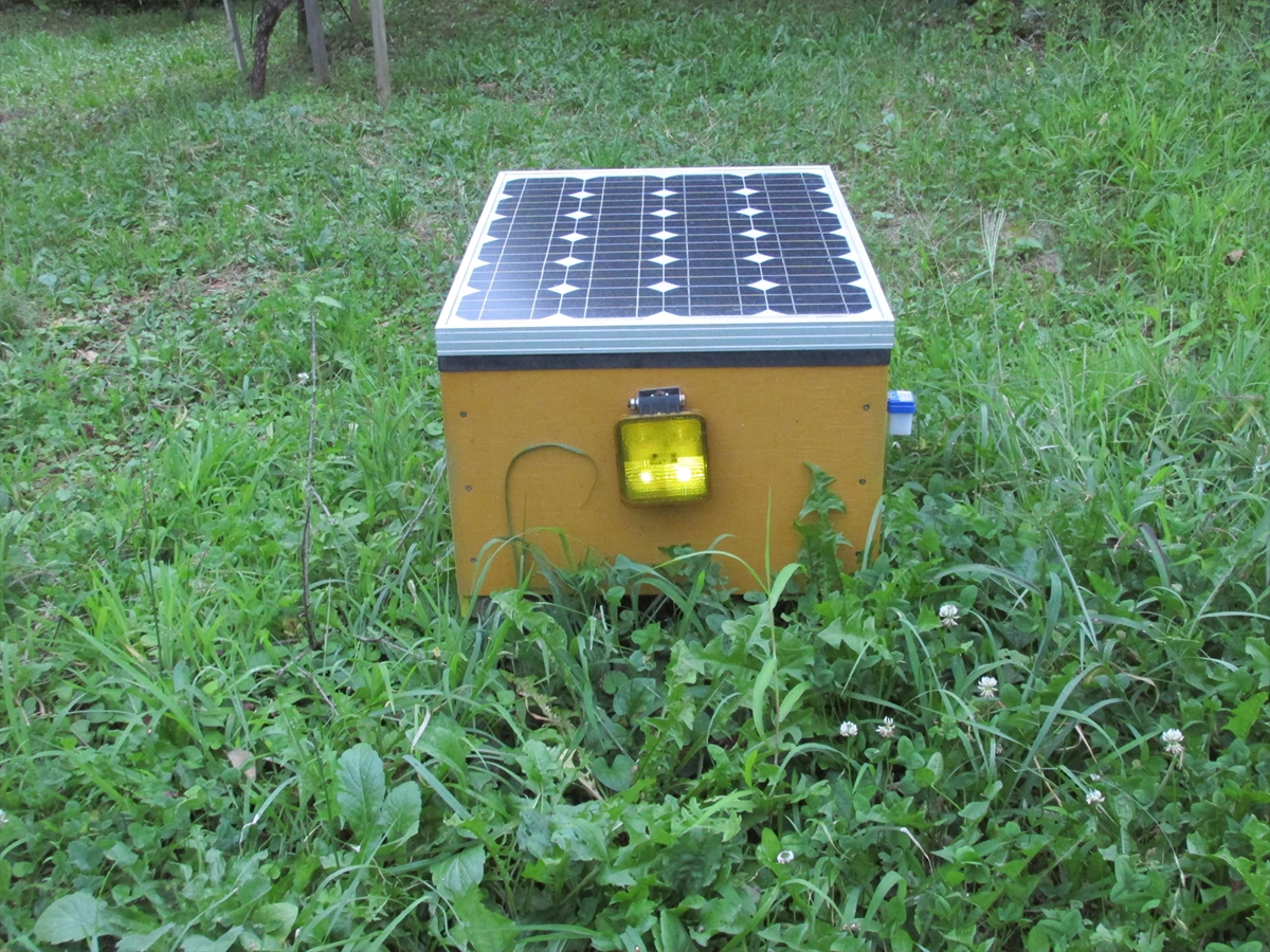 電源のない場所で自立稼働する、NLAセレクトの15W LED作業灯の点灯イメージ。