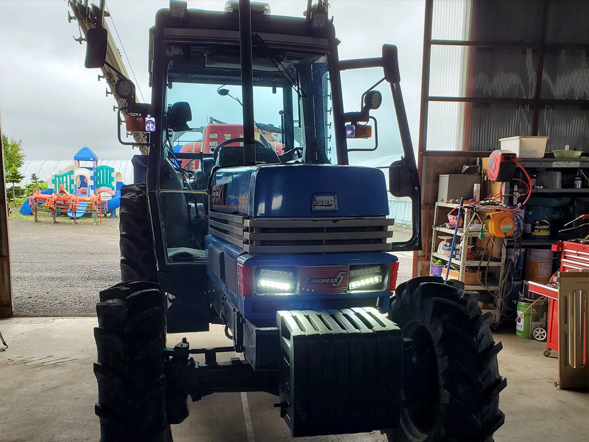 イセキ・トラクター（ランドマックス5）のフロントに増設された18W LED作業灯の点灯事例。夜間農作業の視界を確保。