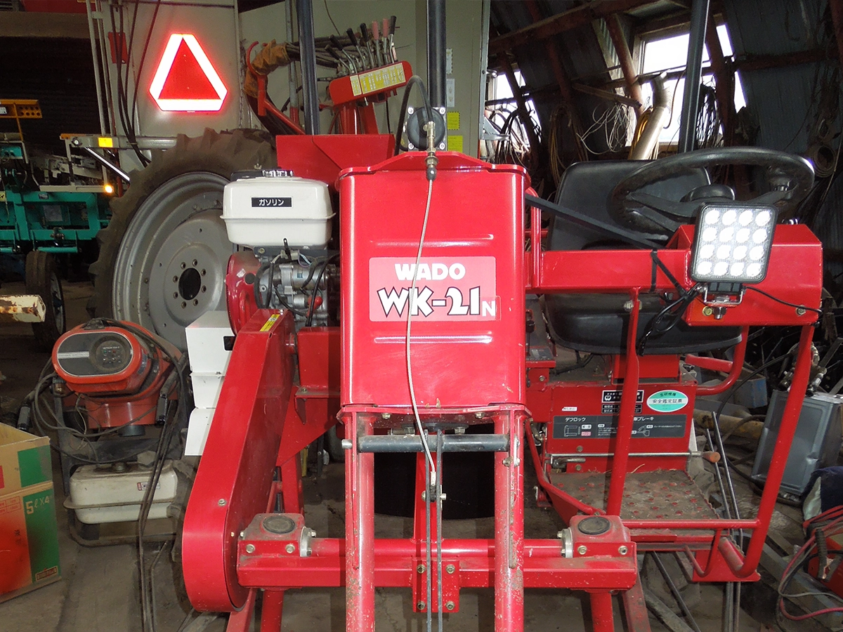 和同産業製ビーンカッター（大豆刈取機 WK-21N）の車体フレームに設置された48W LED作業灯。夜間・早朝の収穫作業時における前方および作業範囲の視界確保を目的とした設置。