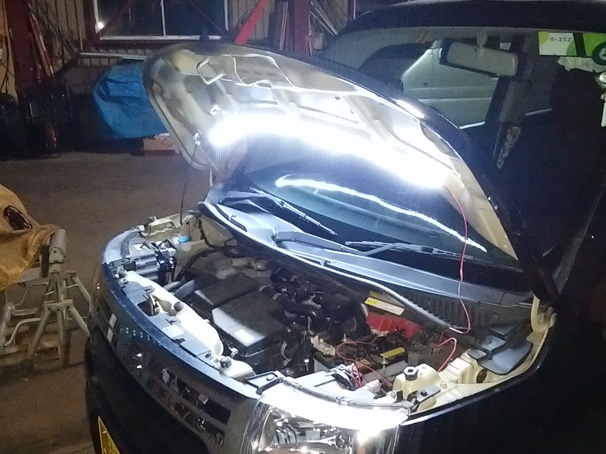 LEDテープライトによるエンジンルームの照射。影ができにくく、プラグ交換やオイルチェックなどの作業性を高める設置例。