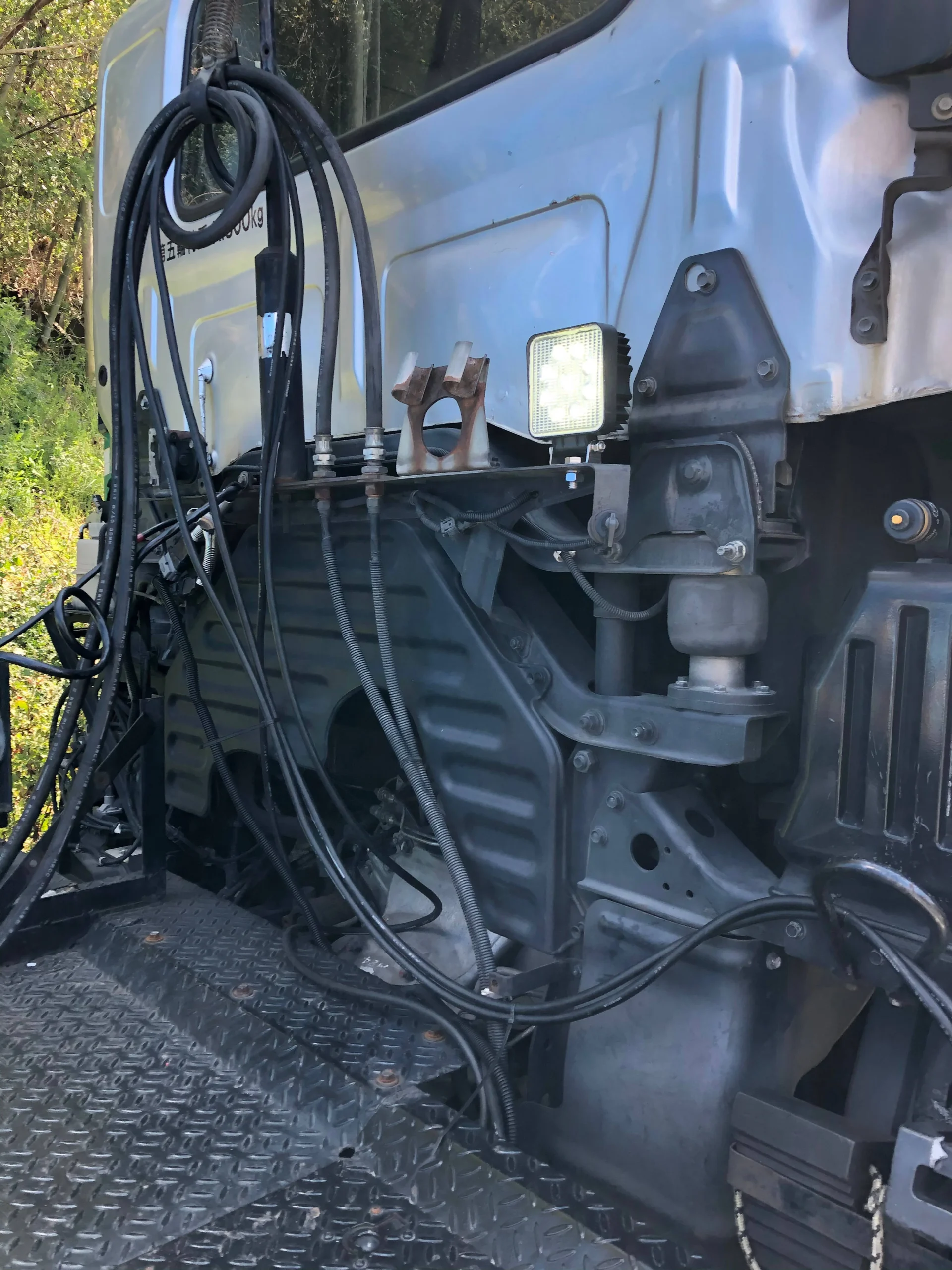 大型トラックのキャブ後方に設置された27W作業灯。トレーラー連結部の安全確保に貢献。
